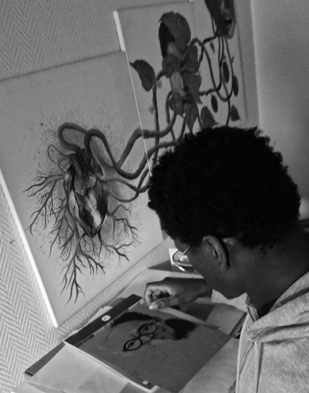 Un artiste concentré dans son atelier, créant une œuvre d'art pour son article "My workshop, my life!".