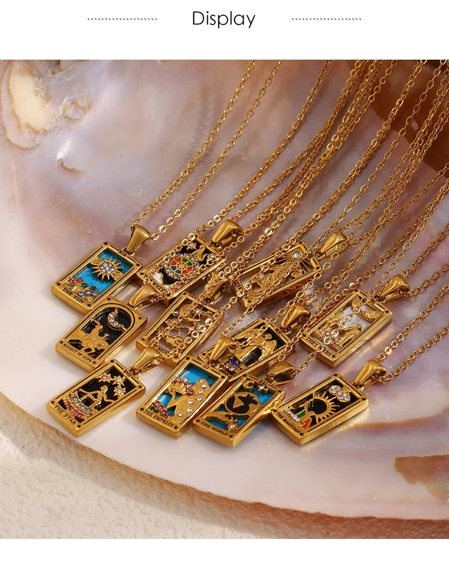 Collana con ciondolo a forma di tarocchi – Acciaio inossidabile e zirconi – Placcata oro 18 carati – Elegante e resistente gioiello da donna