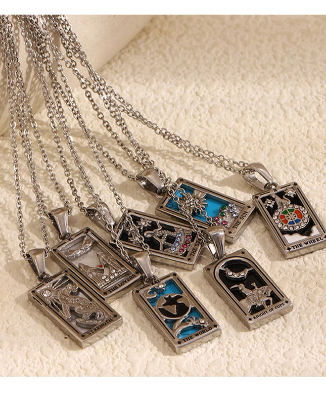 Collana con ciondolo a forma di tarocchi – Acciaio inossidabile e zirconi – Placcata oro 18 carati – Elegante e resistente gioiello da donna