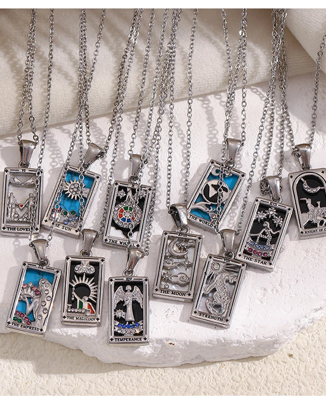 Collana con ciondolo a forma di tarocchi – Acciaio inossidabile e zirconi – Placcata oro 18 carati – Elegante e resistente gioiello da donna