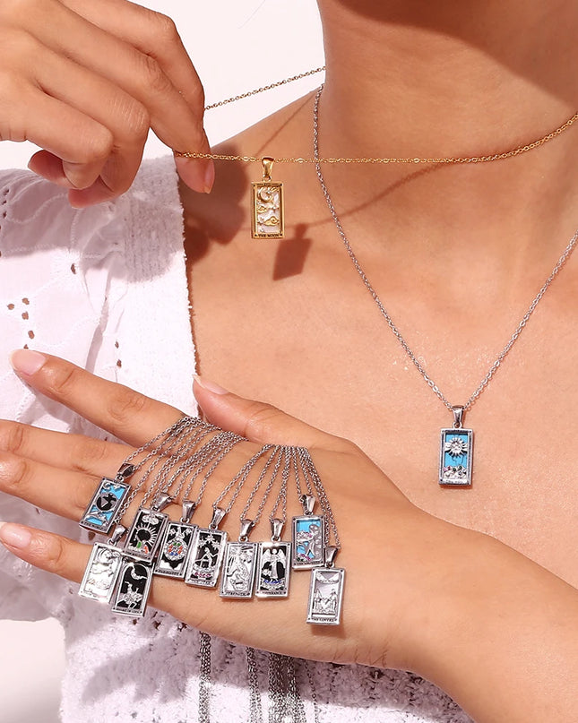 Collana con ciondolo a forma di tarocchi – Acciaio inossidabile e zirconi – Placcata oro 18 carati – Elegante e resistente gioiello da donna