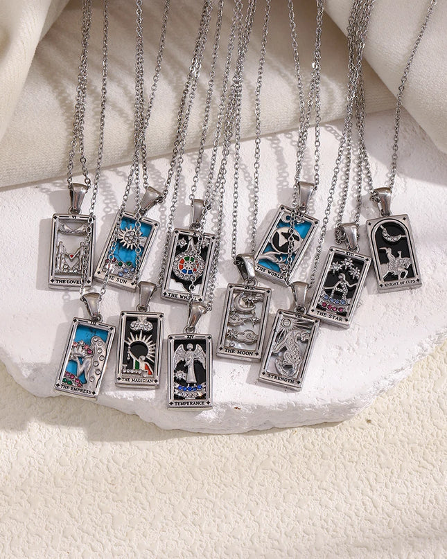 Collana con ciondolo a forma di tarocchi – Acciaio inossidabile e zirconi – Placcata oro 18 carati – Elegante e resistente gioiello da donna