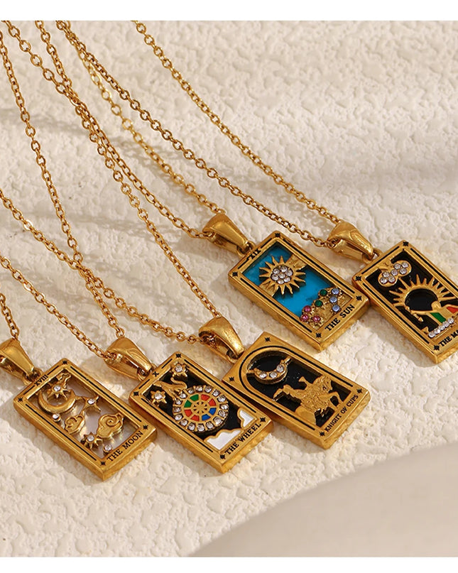 Collana con ciondolo a forma di tarocchi – Acciaio inossidabile e zirconi – Placcata oro 18 carati – Elegante e resistente gioiello da donna